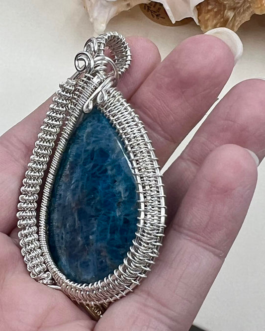 Serenya – Angel of Clarity | Handmade Reiki-Infused Apatite Pendant