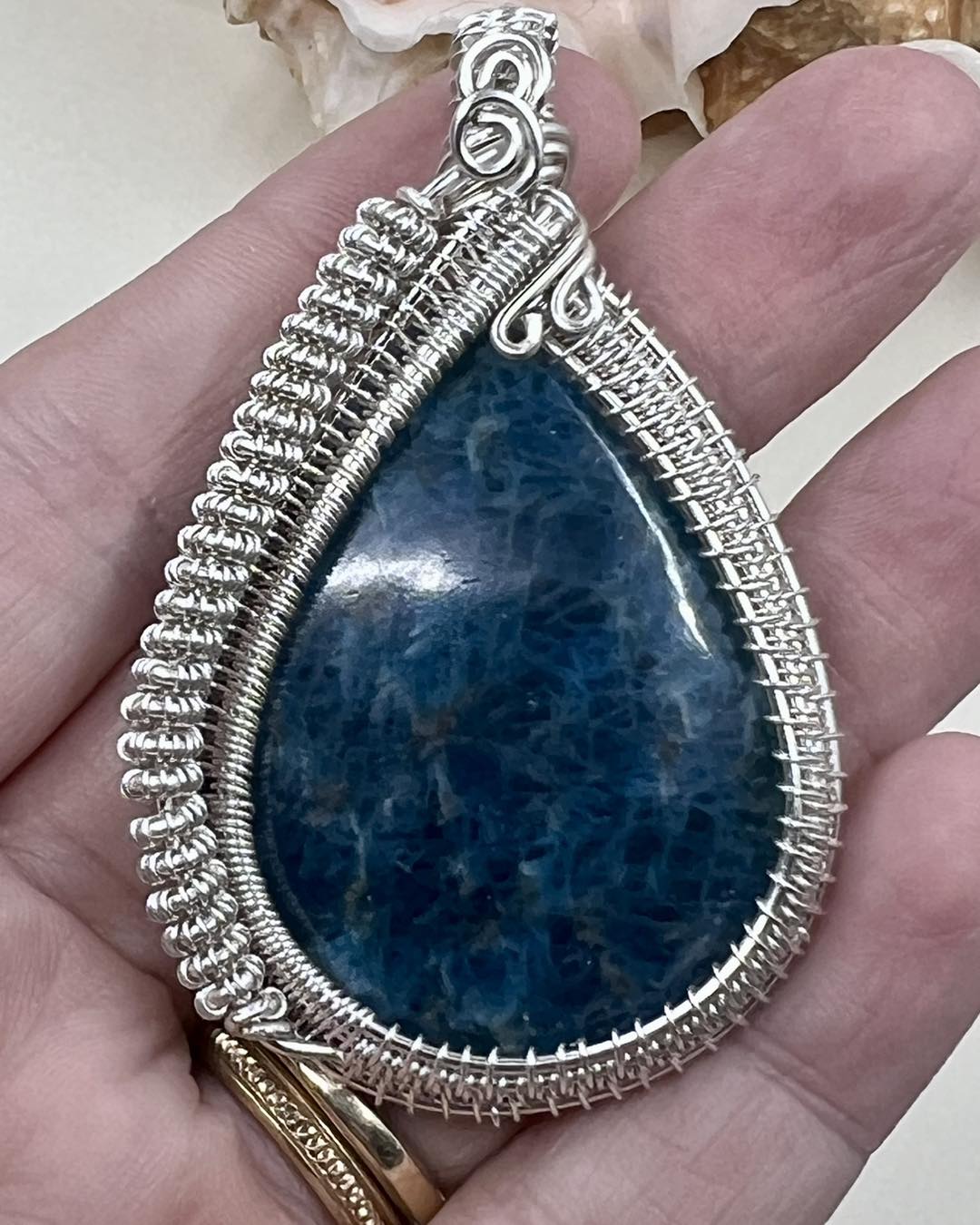 Serenya – Angel of Clarity | Handmade Reiki-Infused Apatite Pendant